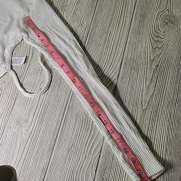 Pretty Little Thing White Long Sleeve Ribbed Crop Sweater Top With Open Back NEW - Picture 7 of 11